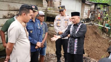 Prihatin, Kamar Mandi Nenek Siti Nurbaya Ambruk ke Sungai akibat longsor