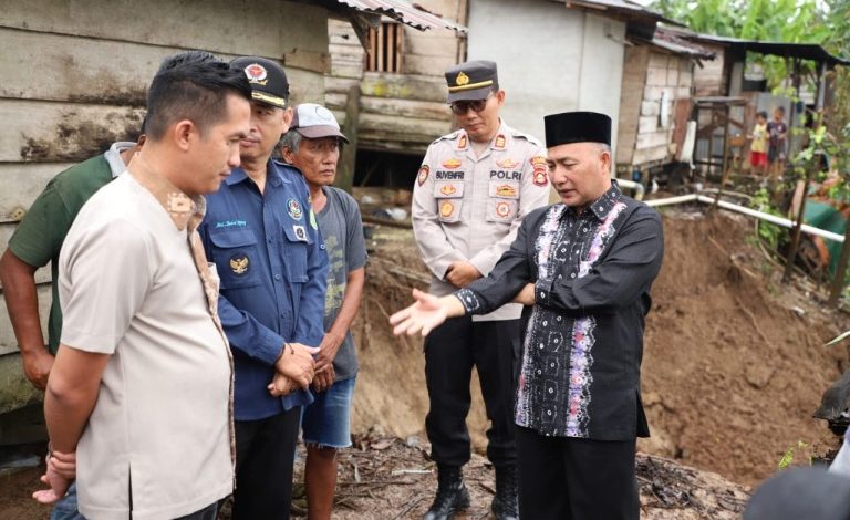 Prihatin, Kamar Mandi Nenek Siti Nurbaya Ambruk ke Sungai akibat longsor