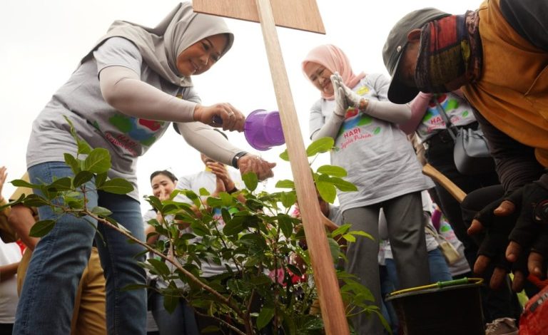 Peringati Hari Sejuta Pohon, Perwosi Sumsel Gelar Penanaman Pohon