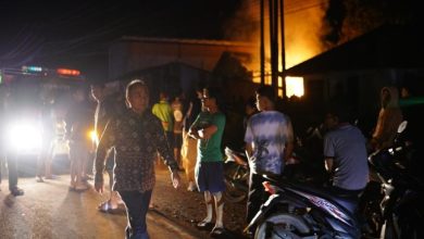 Turun dari Mobil, Pj Bupati Apriyadi Bantu Warga Korban Kebakaran di Sungai Lilin