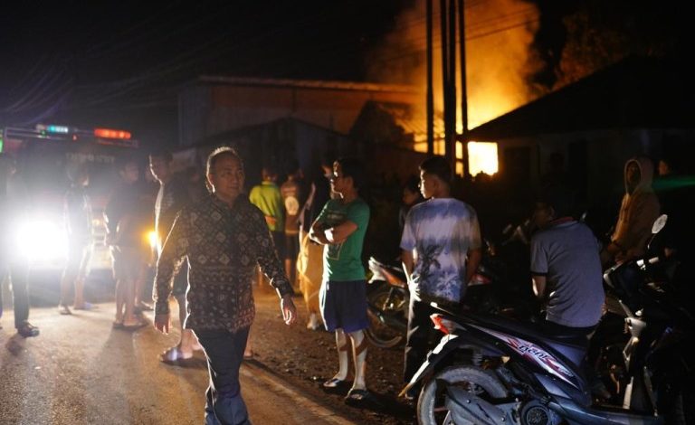 Turun dari Mobil, Pj Bupati Apriyadi Bantu Warga Korban Kebakaran di Sungai Lilin