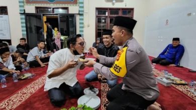 Lomba Foto Jurnalistik Polisi Humanis, Kapolres OKUT Bersama Ketua PWI OKUT Juara Pertama