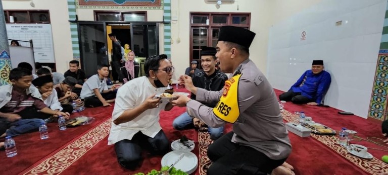 Lomba Foto Jurnalistik Polisi Humanis, Kapolres OKUT Bersama Ketua PWI OKUT Juara Pertama