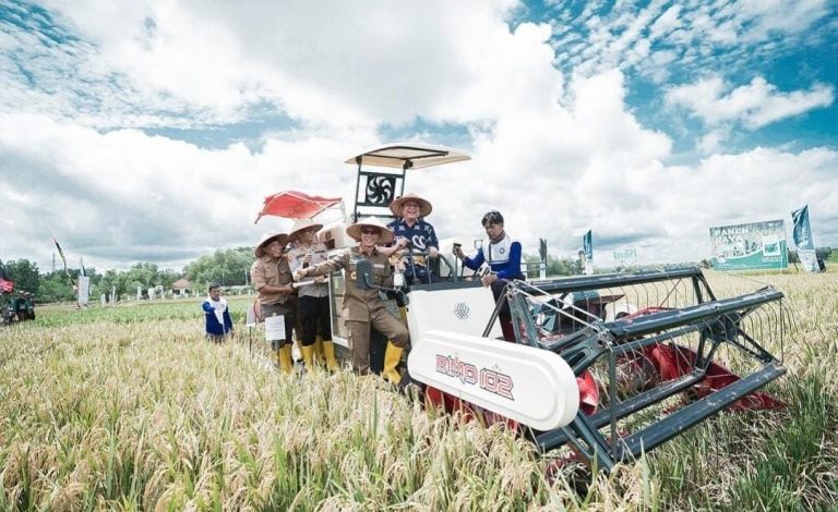 Bupati OKUT Panen Raya Bersama PT Agricon Indonesia