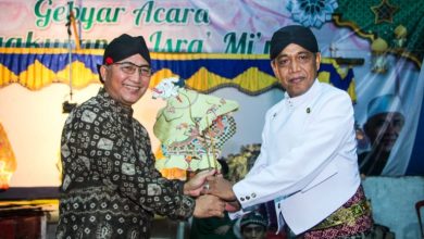 Pj Bupati Muba Saksikan Wayang Kulit Semalam Suntuk HUT Desa Sumber Rejeki ke-42