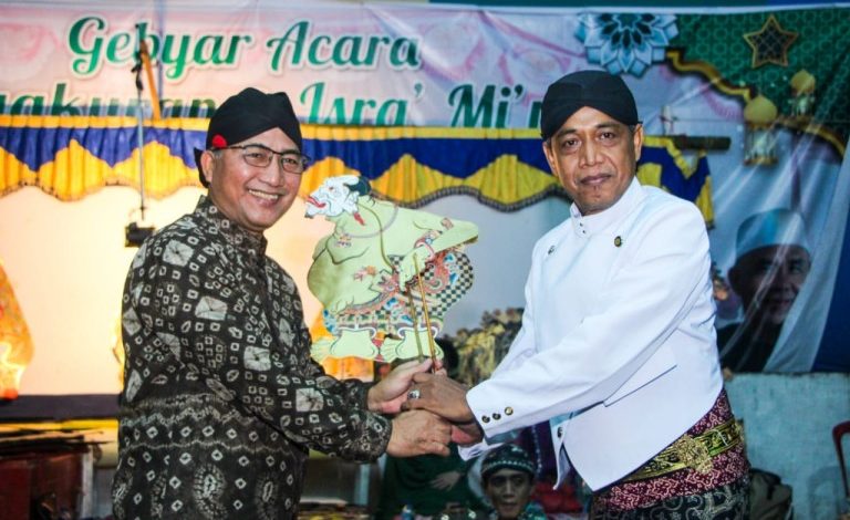 Pj Bupati Muba Saksikan Wayang Kulit Semalam Suntuk HUT Desa Sumber Rejeki ke-42