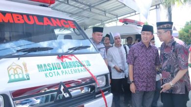 Serahkan 2 Unit Mobil Ambulance, Ratu Dewa : Semoga Terus Membawa Kebaikan