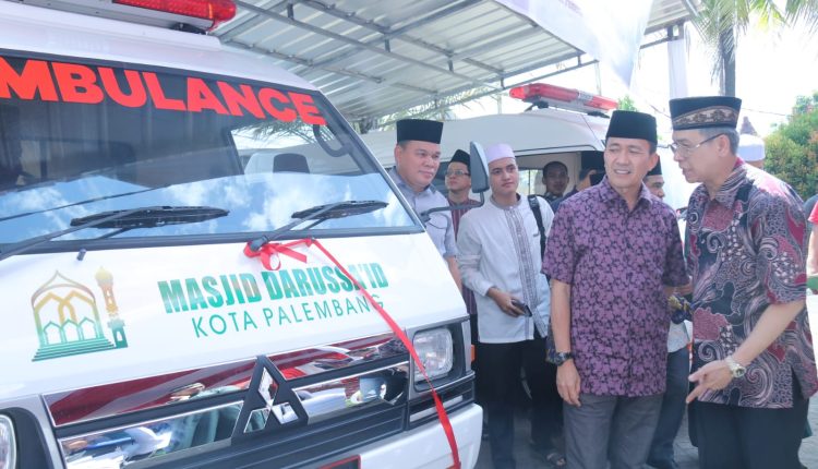 Serahkan 2 Unit Mobil Ambulance, Ratu Dewa : Semoga Terus Membawa Kebaikan