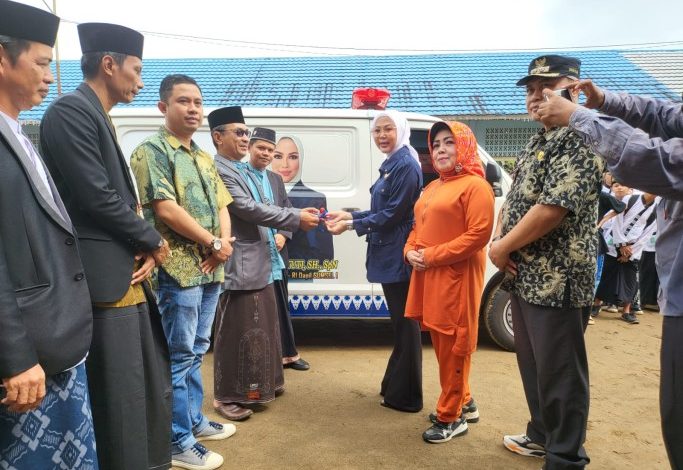 Berikan Bantuan Ambulans, Renny Astuti Buktikan Kepedulianya