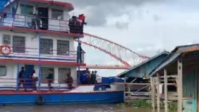 Kapal Penumpang Menabrak Rumah Pembuatan Kapal di Seberang Ulu 1 Palembang