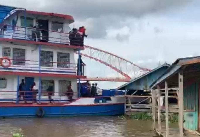 Kapal Penumpang Menabrak Rumah Pembuatan Kapal di Seberang Ulu 1 Palembang