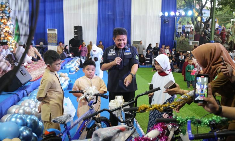 Dipenghujung Ramadhan 1444 H, Herman Deru Berbagi Keceriaan Bersama 1000 Anak Yatim Piatu