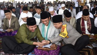 Herman Deru dan Keluarga Sholat Ied Berjemaah Bersama Ribuan Umat Muslim di Masjid Agung Palembang