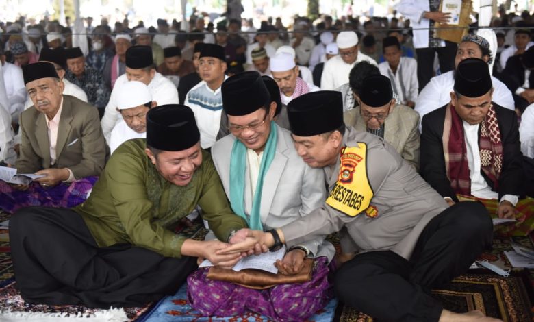 Herman Deru dan Keluarga Sholat Ied Berjemaah Bersama Ribuan Umat Muslim di Masjid Agung Palembang