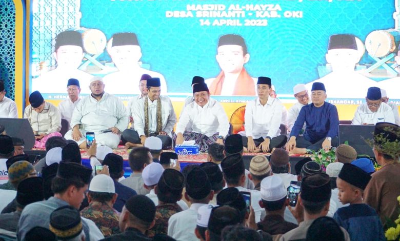 Ribuan Jemaah Hadiri Tabligh Akbar UAS Peringati Nuzulul Qur’an 1444 di Masjid Al- Hayza Pedamaran OKI