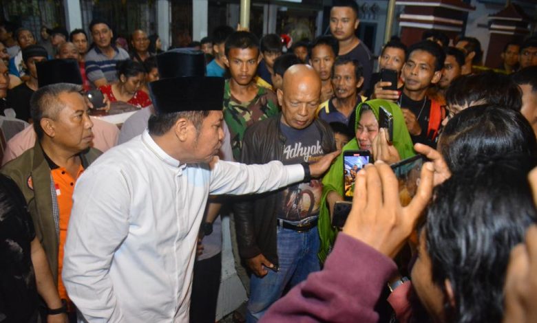 Usai Gelar Sholat Tarawih, Herman Deru  Langsung Tinjau Lokasi Kebakaran di Kelurahan 27 Ilir Kecamatan IB II Palembang