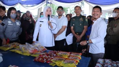 Bagikan Minyak dan Telur, Fitri Tanyakan Nama Walikota Palembang ke Warga