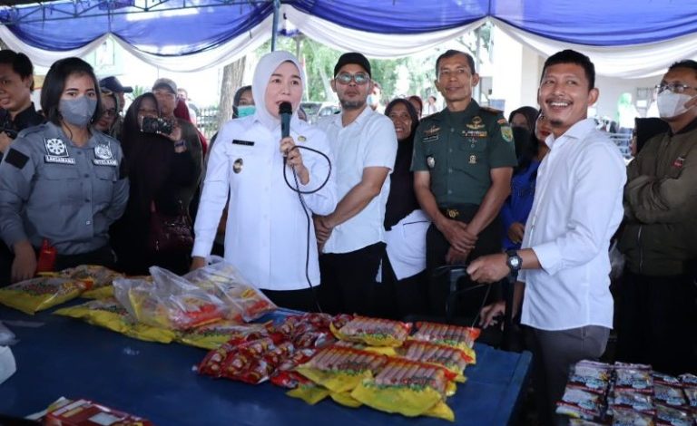 Bagikan Minyak dan Telur, Fitri Tanyakan Nama Walikota Palembang ke Warga