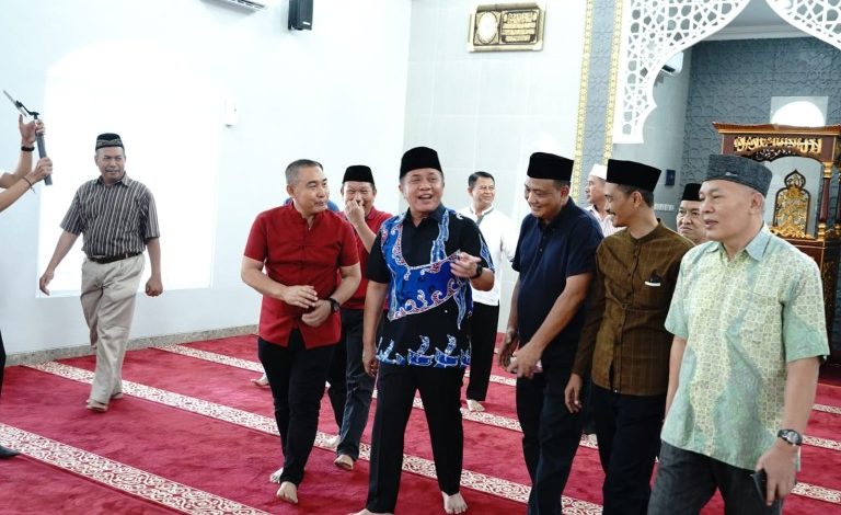 Berbagi di Hari Raya Idul Adha 1444 H, Gubernur Herman Deru Serahkan Sapi Qurban ke Sejumlah Masjid 