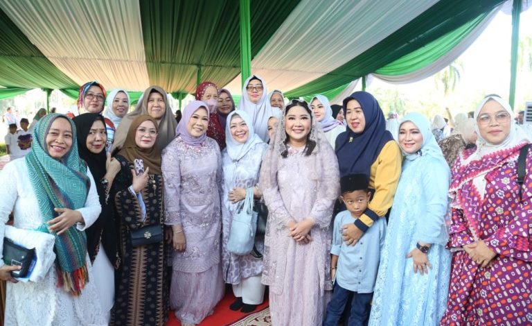 Gubernur dan Wagub Sumsel Sholat Ied Berjamaah Bersama Ribuan Umat Muslim Palembang di Halaman Griya Agung