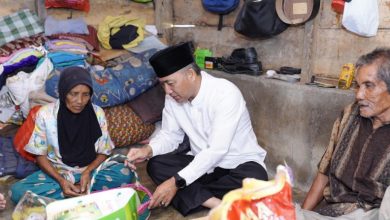 Sowan ke Warga, Pj Bupati Apriyadi Door to door Bagikan Daging Kurban