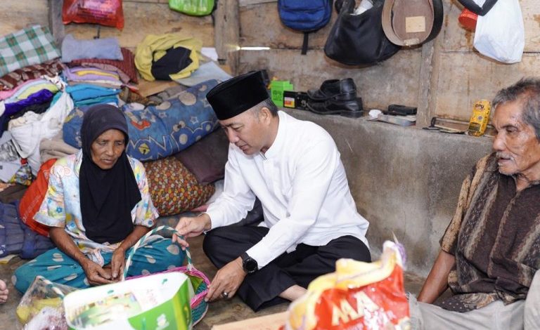 Sowan ke Warga, Pj Bupati Apriyadi Door to door Bagikan Daging Kurban