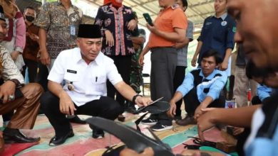 Pj Bupati Apriyadi Borong 500 Pasang Sandal Jepit Handmade Petani Karet Plakat Tinggi