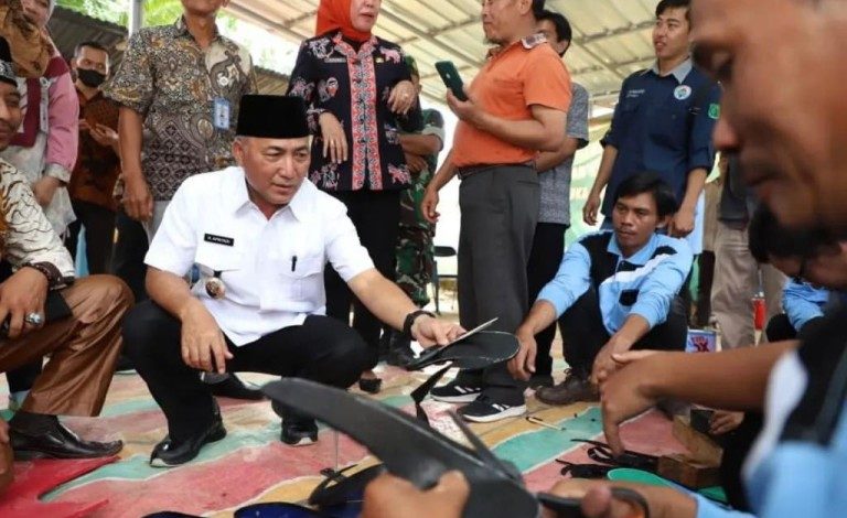 Pj Bupati Apriyadi Borong 500 Pasang Sandal Jepit Handmade Petani Karet Plakat Tinggi