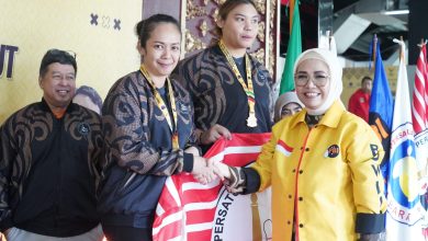 RA Anita Bagikan Medali Emas Kualifikasi PON XXI Cabang Boling Double Wanita di Palembang