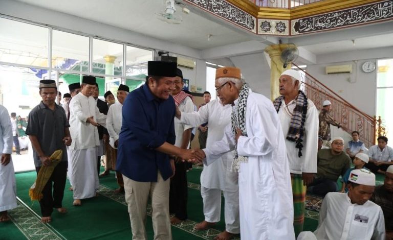 Safari Jum’at di Masjid Hibatul Haqqi 2 Ilir, Herman Deru Ingatkan Pentingnya Rasa Ikhlas Memakmurkan Masjid