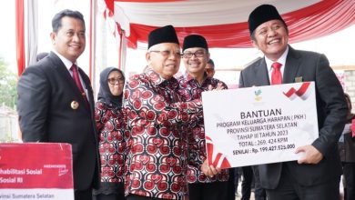 Gubernur Sumsel Dampingi Wapres Tinjau Program Bedah Rumah di Kabupaten Banyuasin