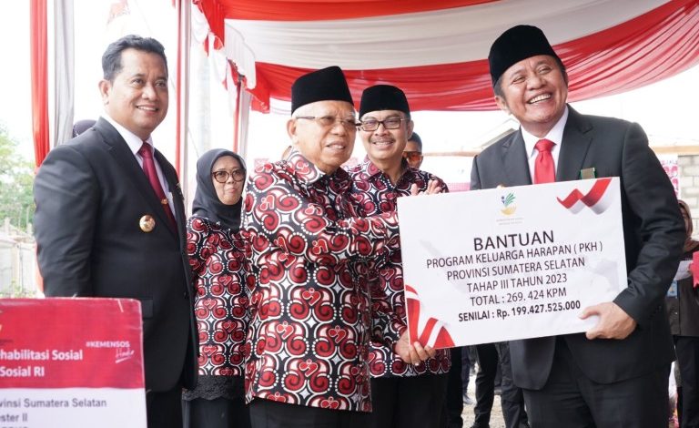 Gubernur Sumsel Dampingi Wapres Tinjau Program Bedah Rumah di Kabupaten Banyuasin