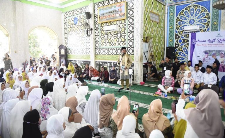 Gubernur Berikan Santunan Anak Yatim Sekaligus Serahkan Mobil Ambulance di Gelumbang