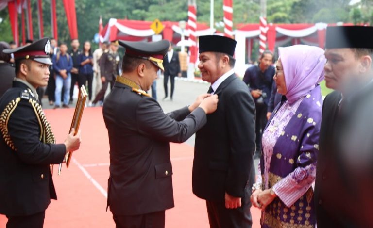 Herman Deru Untuk Ketiga Kalinya Terima Pengharagaan Pin Emas Dari Kapolri