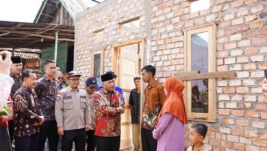 Pj Bupati Apriyadi Tinjau Pembangunan Bedah Rumah Warga di Kecamatan Babat Supat