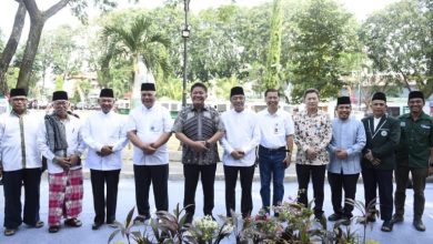 Herman Deru Serahkan Bantuan 10 Unit Mart-Booth Untuk Masyarakat Sekitar Masjid