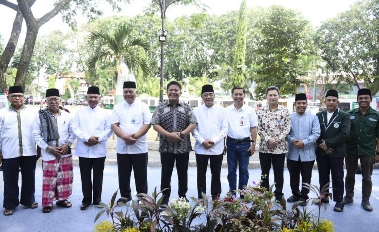 Herman Deru Serahkan Bantuan 10 Unit Mart-Booth Untuk Masyarakat Sekitar Masjid