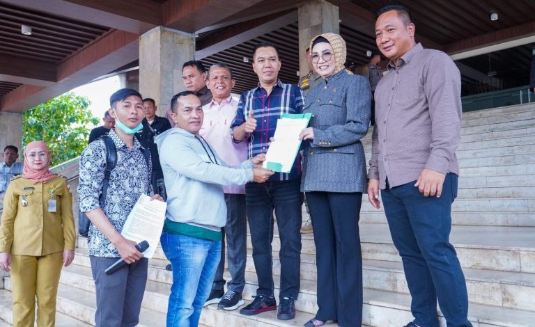 Ketua DPRD Sumsel Terima Aksi Demo Warga Gandus Menuntut Pencabutan Izin PT. RMK Energy