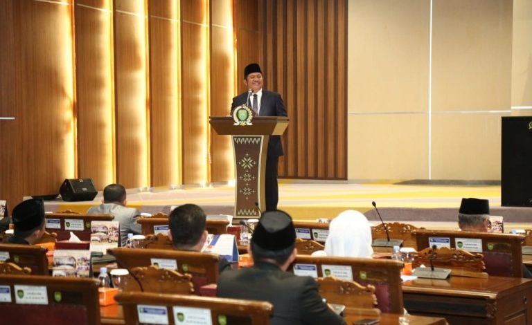 Gubernur Herman Deru Sampaikan Penjelasan Pengantar Nota Keuangan dan Raperda Tentang APBD TA 2024