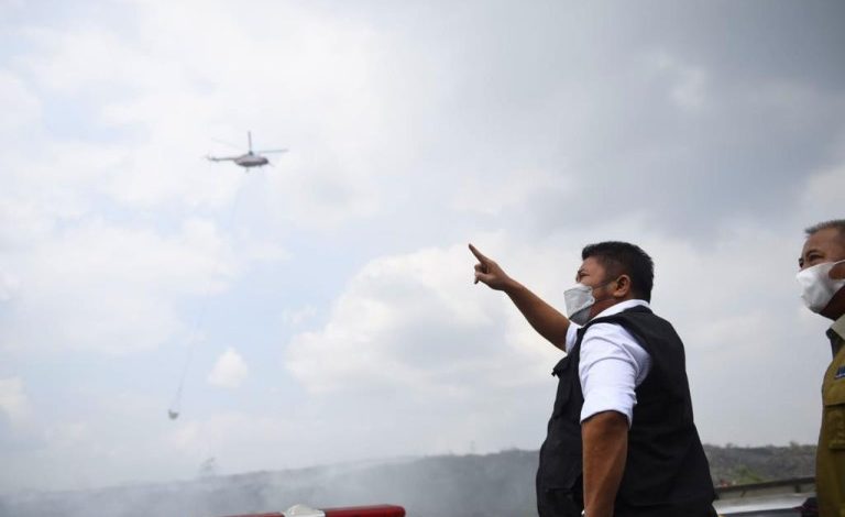 Percepat Pemadaman Api di TPA Sukawinatan, Herman Deru Kerahkan Dua Unit Helikopter Water Bombing 