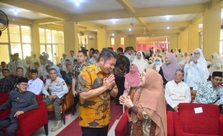 Hadiri Milad SIT AL Furqon, Herman Deru Tandatangani Prasasti Peresmian Masjid Al- Furqon