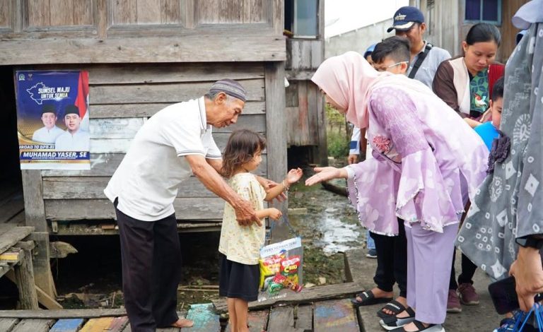 Feby Deru Santuni Korban Kebakaran Kelurahan Karanganyar Gandus