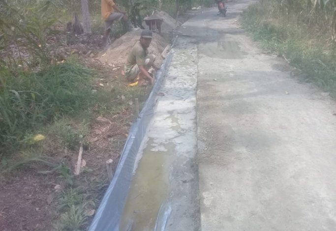 Pemdes Tanjung Menang Lebarkan Akses Jalan Diwilayah Dusun Tiga