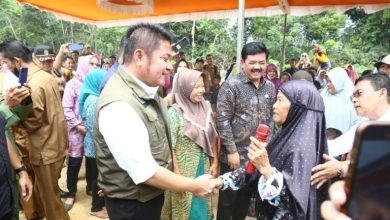 Gubernur Herman Deru Dampingi Menteri ATR/BPN, Door to Door Bagikan Sertifikat Lahan Untuk 762 KK Suku Anak Dalam di Muratara