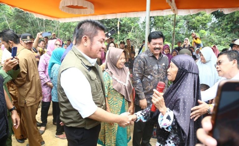 Gubernur Herman Deru Dampingi Menteri ATR/BPN, Door to Door Bagikan Sertifikat Lahan Untuk 762 KK Suku Anak Dalam di Muratara