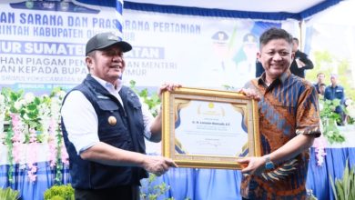 Gubernur Herman Deru Serahkan Bantuan Pertanian dari Pemkab OKU Timur untuk Semangati Petani