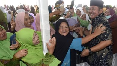 Gubernur Herman Deru Bersama Ribuan Warga Desa Bumi Kencana Lantunkan Shalawat Sambut Maulid Nabi Muhammad SAW