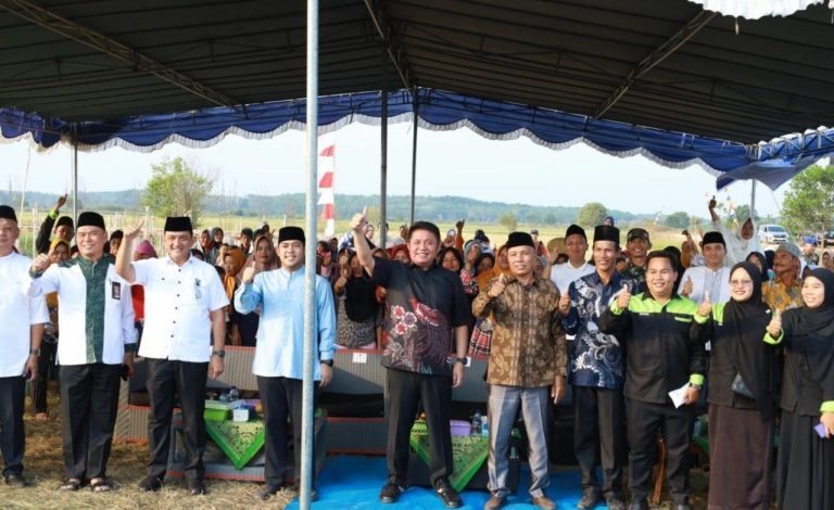 Herman Deru Letakan Batu Pertama Gedung Madrasah Aliyah Al- Minhajul Islamiyah Pulo Kerto Gandus