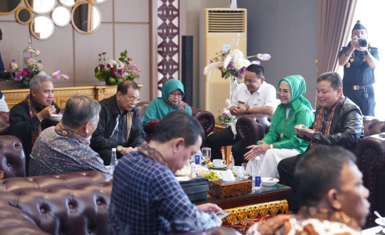 Ketua DPRD Sumsel Sambut Pimpinan dan Anggota Komisi XI DPR RI di Bandara Sultan Mahmud Badaruddin II