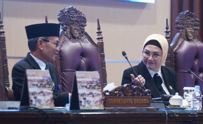 Ketua DPRD Provinsi Sumatera Selatan Melantik Nurmala Dewi Sebagai Dewan Penganti Antar Waktu (PAW)